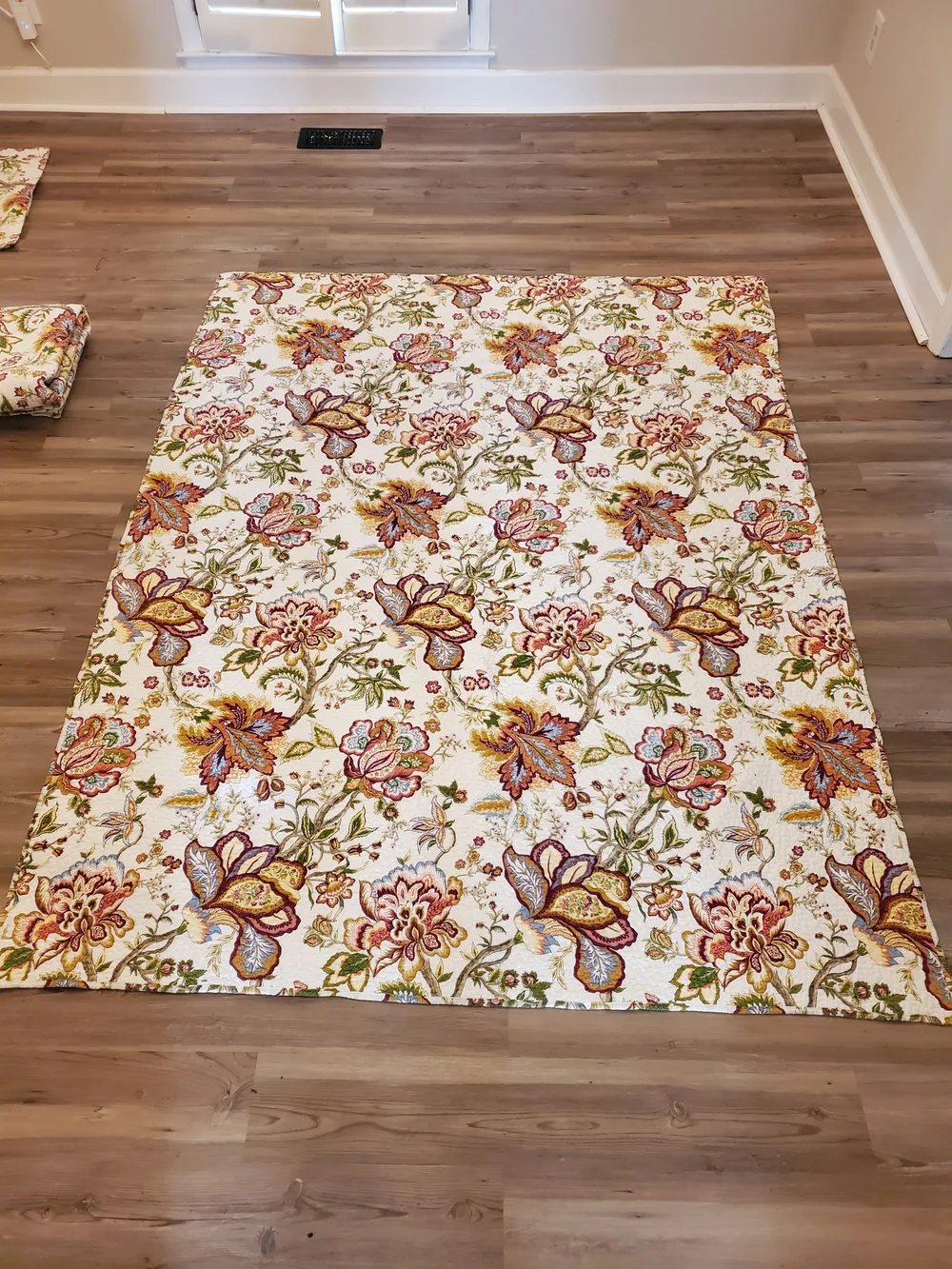 Twin Floral Quilted Bedspread in White with Multicolor Blooms C & F with Sham
